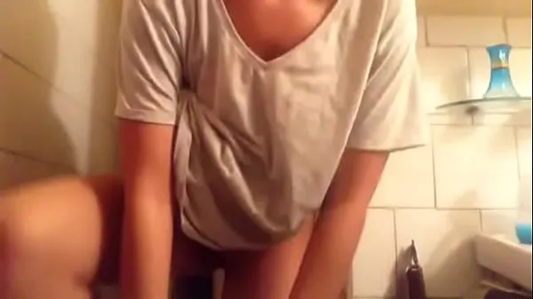 Tonton toothbrush masturbation - sexy wet girlfriend in bathroom Klip tenaga