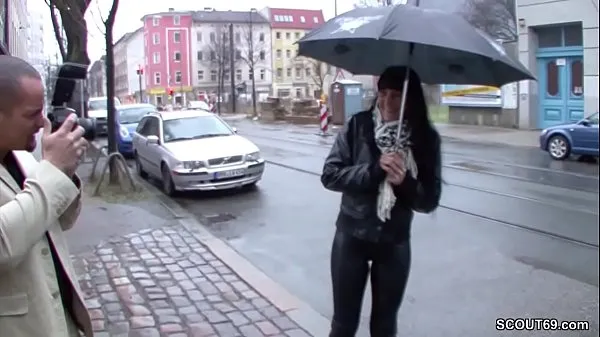 Sehen Sie sich Teeny is approached on the street and fucked for moneyEnergieclips an