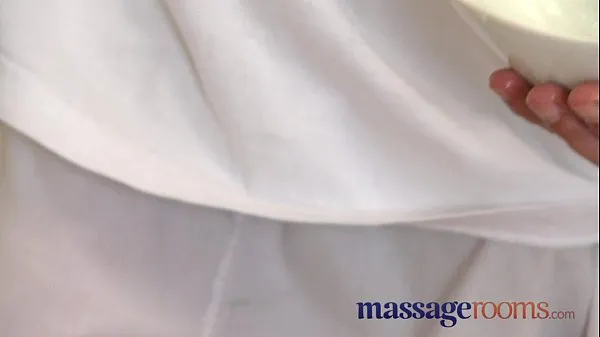 شاهد Massage Rooms Mature woman with hairy pussy given orgasm مقاطع الطاقة