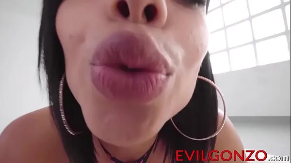 Steaming hot Latina Canela Skin wants that cock so badly Enerji Kliplerini izleyin