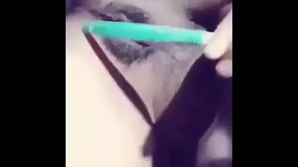 Pozrite si Teen Masturbation using tooth brush energetické klipy