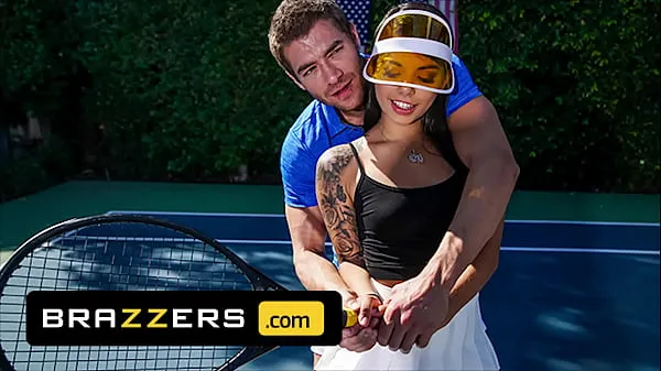 Se Xander Corvus) Massages (Gina Valentinas) Foot To Ease Her Pain They End Up Fucking - Brazzers energiklipp