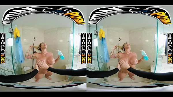 Pozrite si Busty Blonde MILF Robbin Banx Seduces Step Son In Shower energetické klipy