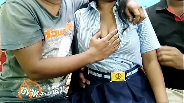 Guarda Due ragazzi scopano con una studentessa del |Hindi Clear Viceclip energetici