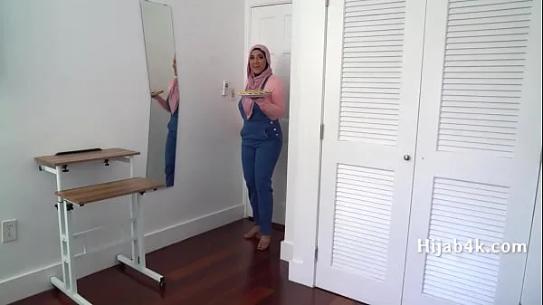 Titta på Corrupting My Chubby Hijab Wearing StepNiece energiklipp