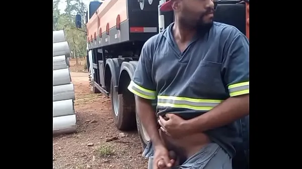 Assista a Worker Masturbating on Construction Site Hidden Behind the Company Truck clipes de energia