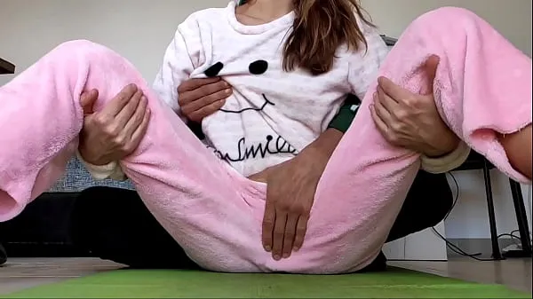 Tonton Klip energi asian amateur real homemade teasing pussy and small tits fetish in pajamas