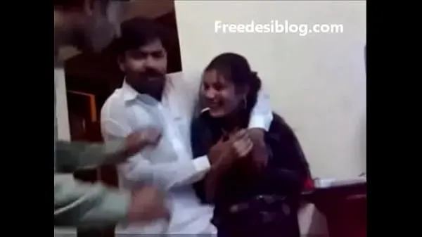 شاهد Pakistani Desi girl and boy enjoy in hostel room مقاطع الطاقة